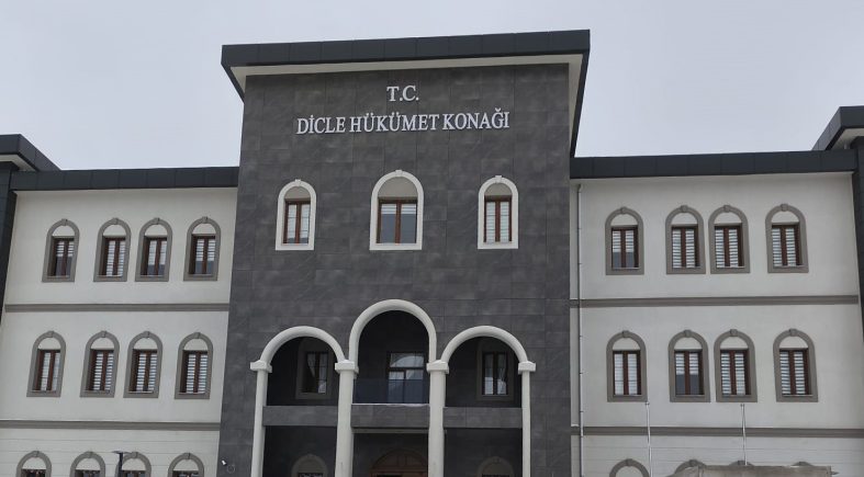 DİCLE'DE 8 AYDA 9 KİLO 20 GRAM ESRAR, 5 BİN 967 KÖK KENEVİR ELE GEÇİRİLDİ