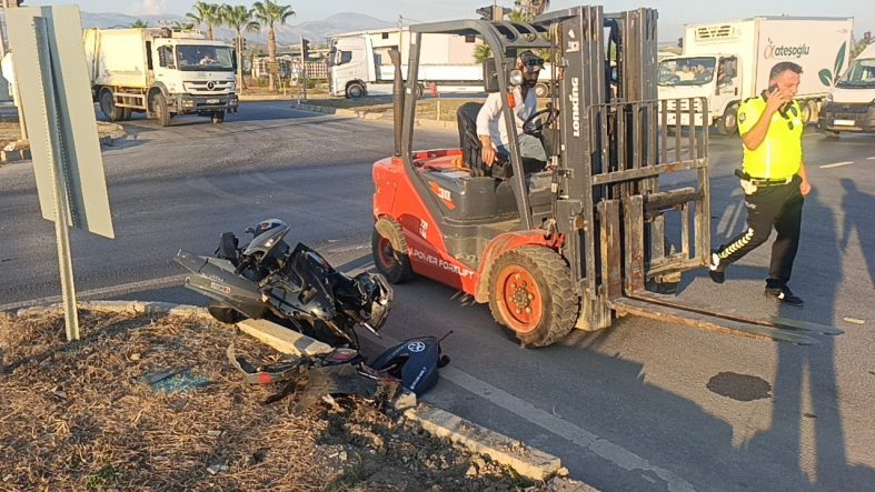 KIRMIZI IŞIK İHLALİ YAPAN TİCARİ TAKSİYLE MOTOSİKLET ÇAPIŞTI: 1 YARALI KAZA ANI GÜVENLİK KAMERASINA YANSIRKEN ARAÇ SÜRÜCÜSÜNE VE EHLİYETİ OLMAYAN MOTOSİKLET SÜRÜCÜSÜNE PARA CEZASI UYGULANDI