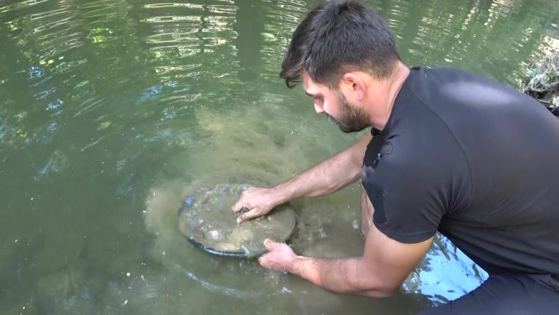 TÜRKİYE'DE ALTIN ÇOK ARAYAN YOK...DERELERDE HER GÜN 5 GRAM ALTIN ÇIKARIYORLAR ALTIN AVCISI TÜRKİYE'NİN DERELERİNDEN HER GÜN 5 GRAM ALTIN ÇIKARIYOR ALTIN ARARKEN KULLANDIĞI MAKİNEYİ GELİŞTİRDİ, ŞİMDİ DÜNYAYA İHRAÇ EDİYOR MESLEĞİNİ BIRAKIP ALTIN ARAMAYA YÖNELDİ: DÜNYAYI GEZİYOR, GÜNDE 5 GRAM ALTIN ÇIKARIYOR