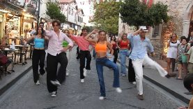 İZMİR AŞKINA DERNEĞİ'NDEN ÇEŞME FESTİVALİ'NDE SÜRPRİZ GÖSTERİ