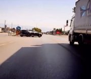 KIRMIZI IŞIK İHLALİ YAPAN CİPE MOTOSİKLET ÇARPTI: ÖLÜMDEN DÖNDÜ