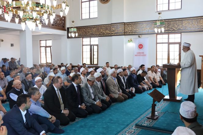 ESKİ CAMİ KORUNDU, YENİSİ İBADETE AÇILDI