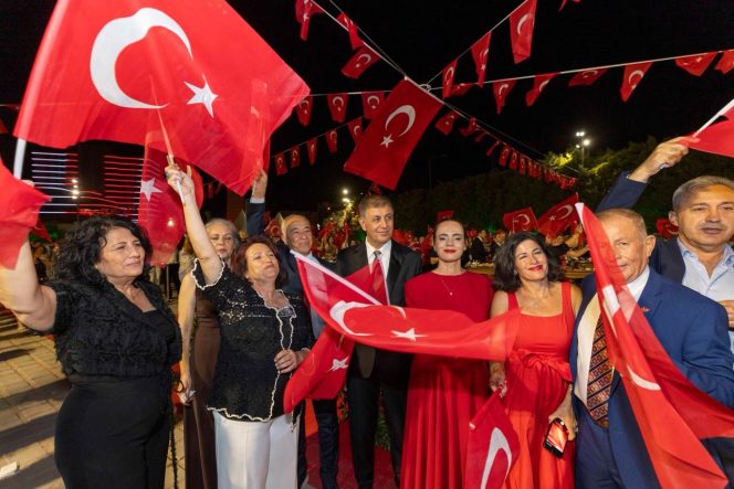 KURTULUŞUN 104'ÜNCÜ YIL COŞKUSU 9 EYLÜL RESEPSİYONU İLE BAŞLADI BAŞKAN TUGAY: "104 YILLIK MİRASA ÇALIŞARAK SAHİP ÇIKACAĞIZ"