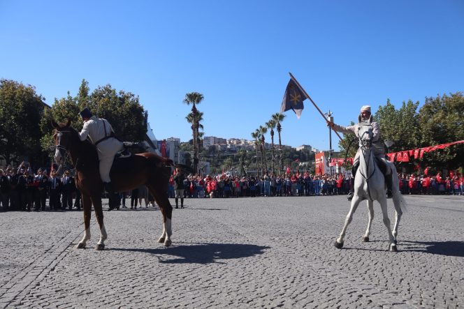 İZMİR'İN DÜŞMAN İŞGALİNDEN KURTULUŞU TÖRENLERLE KUTLANDI