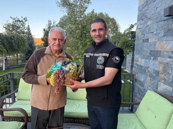BİNALİ YILDIRIM'A ERZİNCAN'DAKİ TARIMSAL AR-GE ÇALIŞMALARI ANLATILDI