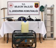 BİLECİK'TE DEFİNE ARAYAN 2 KİŞİ SUÇÜSTÜ YAKALANDI