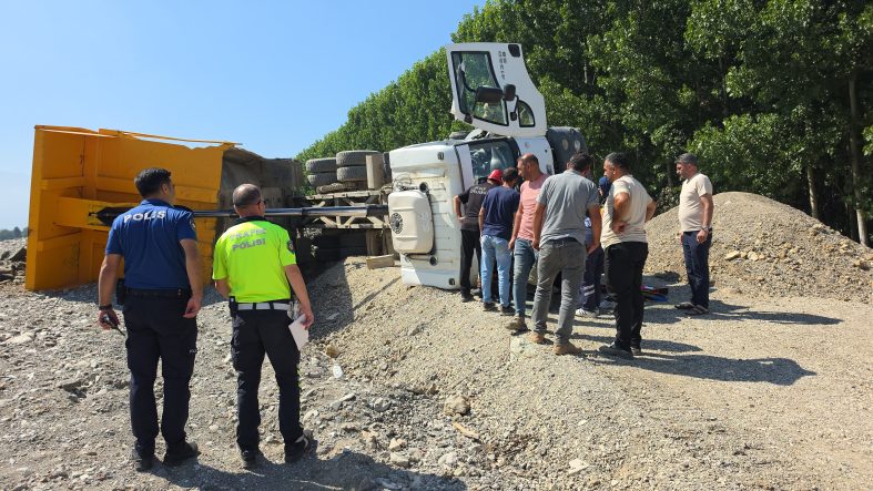 HAFRİYAT YÜKLÜ KAMYON DEVRİLDİ DEVRİLEN KAMYONUN SÜRÜCÜSÜNÜ İTFAİYE KURTARDI