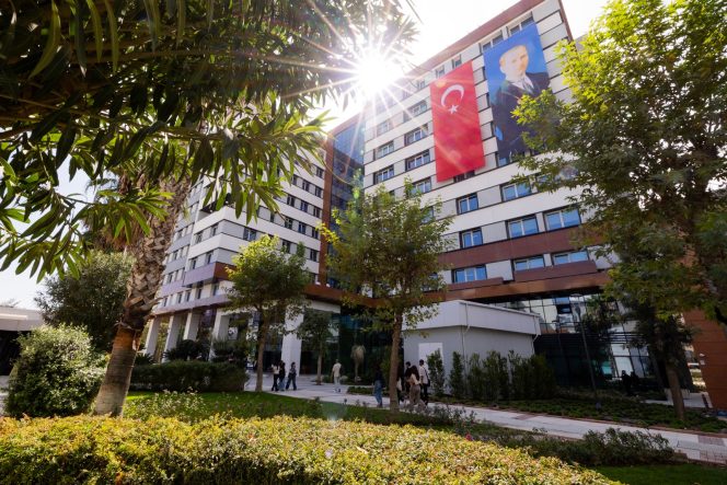 YAŞAR ÜNİVERSİTESİ'NE 'ALTIN' ÇEVRE SERTİFİKASI YAŞAR ÜNİVERSİTESİ EĞİTİM BİNASINA ULUSLARARASI ÇEVRE TESCİLİ