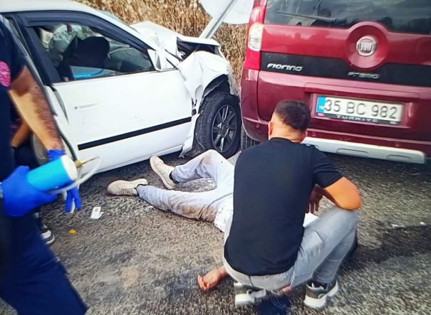 İZMİR'DE HATALI MANEVRA KAZASI: 1'İ AĞIR 8 YARALI