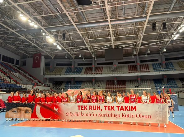 İZMİR'İN KURTULUŞU VOLEYBOLDA DOSTLUK MAÇIYLA KUTLANDI İZMİR'İN 104. KURTULUŞ YIL DÖNÜMÜNDE VOLEYBOL BULUŞMASI