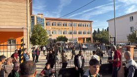 VELİLER SİLAH SESLERİNİN YÜKSELDİĞİ OKULA AKIN ETTİ VELİLER İLE GÜVENLİK ÖNLEMİ ALAN KOLLUK KUVVETLERİ ARASINDA ARBEDE ÇIKTI