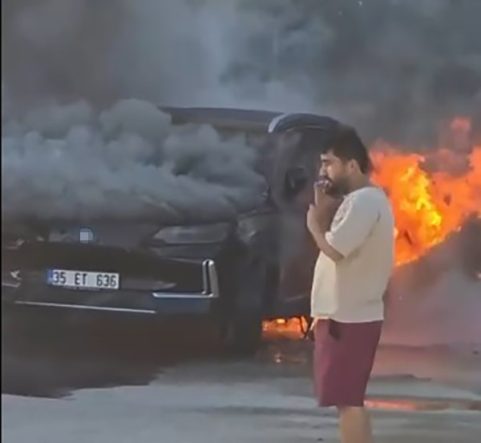 PARK HALİNDEKİ ELEKTRİKLİ OTOMOBİL ALEVLERE TESLİM OLDU