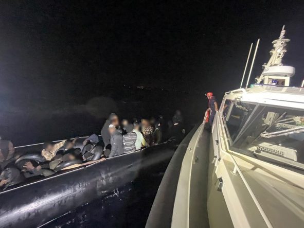İZMİR AÇIKLARINDA 56 DÜZENSİZ GÖÇMEN YAKALANDI