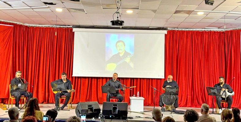 NEŞET ERTAŞ, ÇEŞME'DE TÜRKÜLERİYLE ANILDI