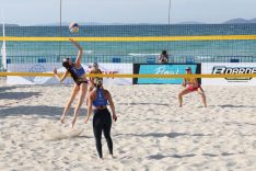 ÇEŞME'DE ULUSLARARASI GRAND SLAM PLAJ VOLEYBOLU HEYECANI BAŞLADI