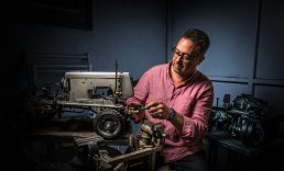HURDA DİKİŞ MAKİNELERİNİ SANAT ESERİNE DÖNÜŞTÜRÜYOR