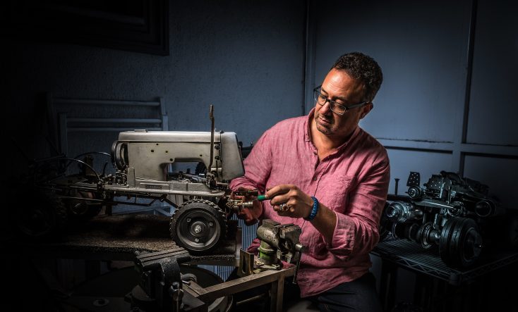 HURDA DİKİŞ MAKİNELERİNİ SANAT ESERİNE DÖNÜŞTÜRÜYOR