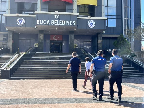BUCA BELEDİYESİNE HACİZ: İCRA EKİPLERİ BİNADA