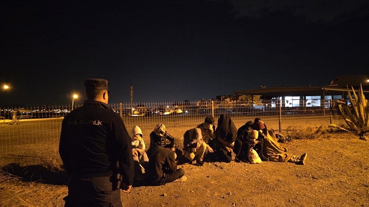 İZMİR'DE 8'İ ÇOCUK 15 DÜZENSİZ GÖÇMEN YAKALANDI
