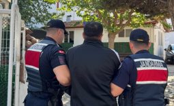İZMİR'DE 10 YIL 10 AY KESİNLEŞMİŞ HAPİS CEZASI BULUNAN FİRARİ YAKALANDI