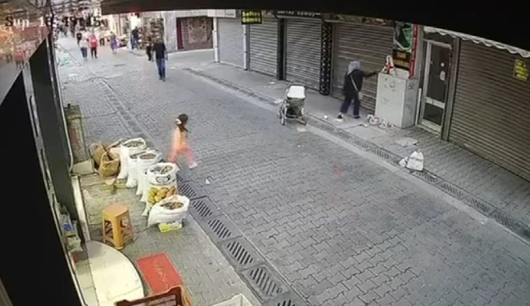 UNUTULAN GÜMÜŞ DOLU POŞETİ ALIP GÖTÜRDÜ: O ANLAR KAMERADA