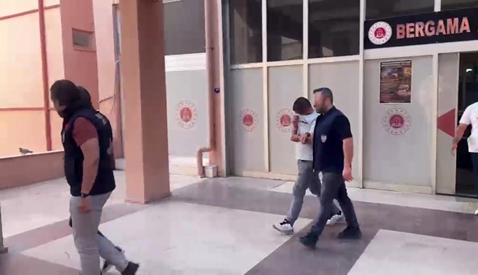 İZMİR'DE ŞÜPHE ÜZERİNE DURDURULAN MOTOSİKLETTEN UYUŞTURUCU ÇIKTI