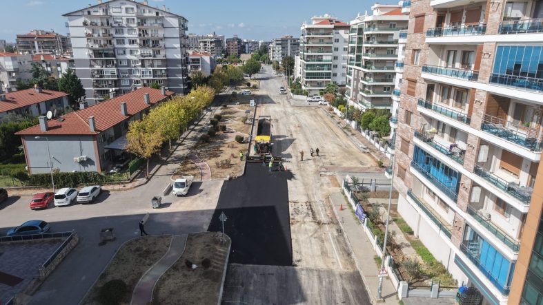 ATAŞEHİR VE HARMANDALI'DA YOLLAR ASFALTLANIYOR