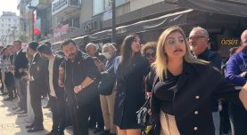 GAZETECİLERİN EYLEMİNDE GAZETECİLERE YENİ PARTİLİLERDEN ENGEL YETKİSİZ CANLI KALKANLAR, GAZETECİLERE BASIN KARTI SORDU 'BASIN ÖZGÜRLÜĞÜ' EYLEMİNE GELEN YENİ PARTİLİ: "İÇERİ KİMSEYİ ALMAYIN, SADECE GENÇLİK KOLLARI"