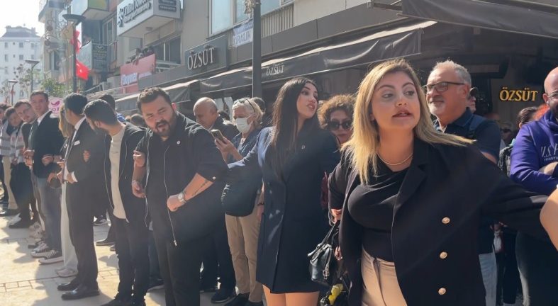 GAZETECİLERİN EYLEMİNDE GAZETECİLERE YENİ PARTİLİLERDEN ENGEL YETKİSİZ CANLI KALKANLAR, GAZETECİLERE BASIN KARTI SORDU 'BASIN ÖZGÜRLÜĞÜ' EYLEMİNE GELEN YENİ PARTİLİ: "İÇERİ KİMSEYİ ALMAYIN, SADECE GENÇLİK KOLLARI"