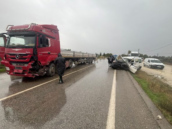 İZMİR'DE TIR İLE KAMYONET ÇARPIŞTI: 1 ÖLÜ 1 YARALI