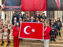 İLMEK İLMEK DOKUNAN TÜRK BAYRAĞI VALİ ELBAN'A TESLİM EDİLDİ İZMİR'DE CUMHURİYET KUTLAMALARI COŞKUYLA BAŞLADI
