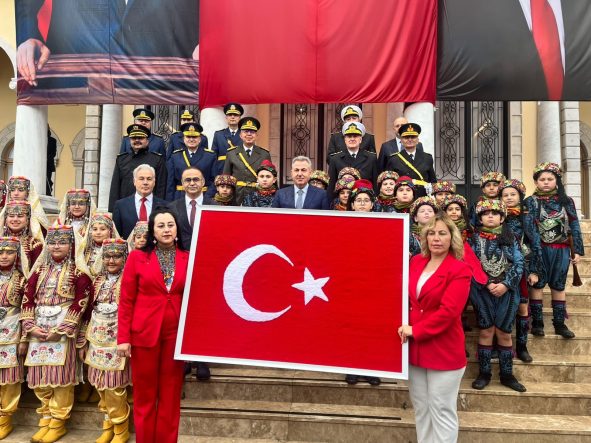 İLMEK İLMEK DOKUNAN TÜRK BAYRAĞI VALİ ELBAN'A TESLİM EDİLDİ İZMİR'DE CUMHURİYET KUTLAMALARI COŞKUYLA BAŞLADI