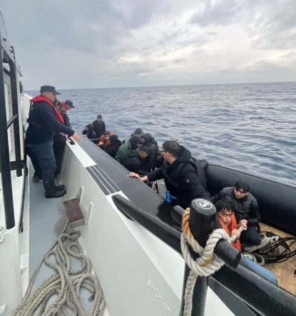 İZMİR AÇIKLARINDA 76 DÜZENSİZ GÖÇMEN YAKALANDI